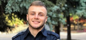 Не понравились фигуры: в Одессе полицейский унижал девушек на пляже