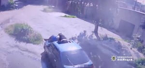 Как в боевике: в Харькове мужчина на капоте пытался остановить грабителей