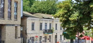 Может разрушиться: в историческом доме на Андреевском спуске провалилась крыша