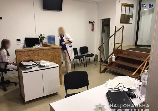 В двух медучреждениях Харькова торговали рецептами на наркотики. Фото: полиция Харьковской области