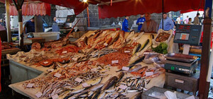 Не отравишься: на продуктовых ярмарках запретили продавать молоко и рыбу из-за жары