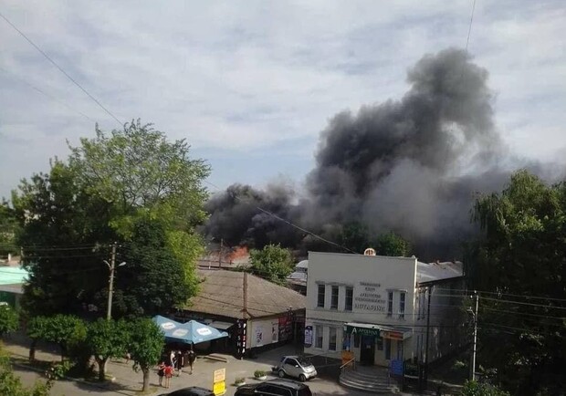 В Чугуеве — масштабный пожар на рынке . Фото: ХХ