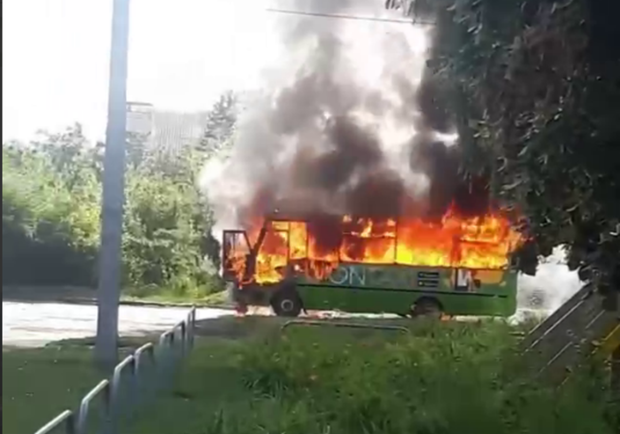 В поселке Жуковского сгорел маршрутный автобус. Фото: Типичное ХТЗ