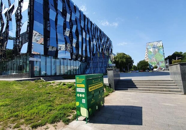На Салтовке установили контейнер для опасного мусора. Фото: facebook.com/DVKharkiv