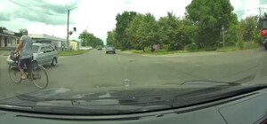 Решила свернуть налево: в Полтаве пенсионерка-велосипедистка попала под машину