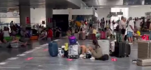 Сотни людей без воды и пищи: украинские туристы застряли в аэропорту Турции