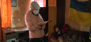 Мухи над неподвижным ребенком: семью из Полтавы лишили родительских прав