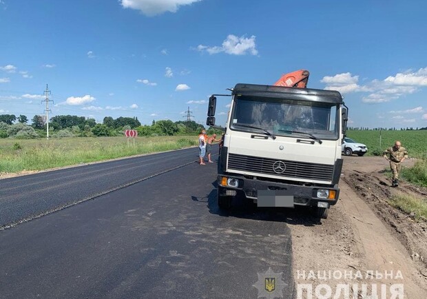 Под Харьковом грузовик сбил дорожного рабочего. Фото: полиция Харьковской области