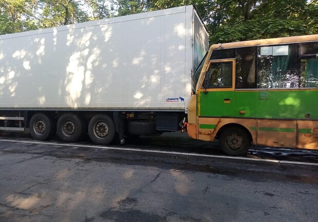 Пострадали три женщины: на трассе Харьков-Симферополь автобус въехал в грузовик - фото