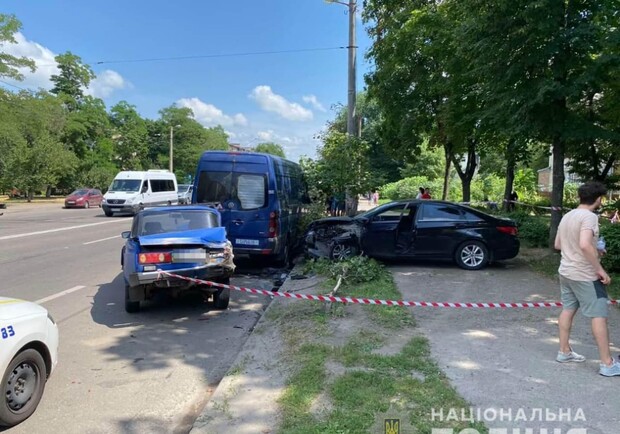 На ХТЗ автомобиль вылетел на тротуар и сбил женщину. Фото: полиция Харьковской области