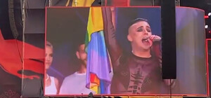 Ошибочка вышла: почему из эфира M1 вырезали поцелуй Melovin с мужчиной