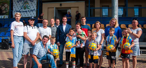 Юные патриоты: мальчиков наградили за исполнение гимна во дворе на Троещине