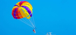 Опасный отдых: в Египте украинка летала на парашюте по морю и ударилась о борт катера