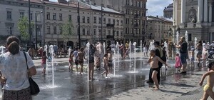 Фото дня: в сухому фонтані в центрі Львова з'явився надувний басейн