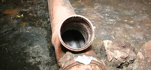 Начал проседать асфальт: в Днепре два года подвал дома затапливает нечистотами