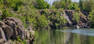 Чудом выжил: на Красном Камне мужчина упал со скалы на карьере