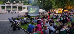 Безкоштовно: завтра у Парку культури стартує сезон кінопоказів просто неба