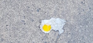 Хоть яичницу готовь: в Днепре асфальт превратился в раскаленную 