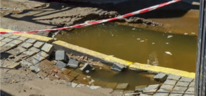 Провалилась вместе с асфальтом: в центре Днепра девушка упала в глубокую яму