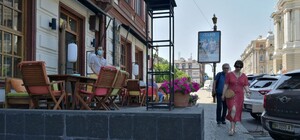 Никого не волнует: в центре Одессы ресторан не оставил места для пешеходов