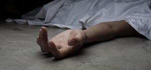 Почернел и засох: в Каменском женщина хранила в квартире труп матери