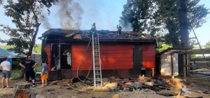 Загорелся банный комплекс: в парке 