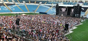 Танцевали посреди дороги: из-за концерта Монатика Одесса застряла в пробках