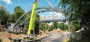 Когда откроют: в Харькове установили новую конструкцию Зоологического моста (фото)