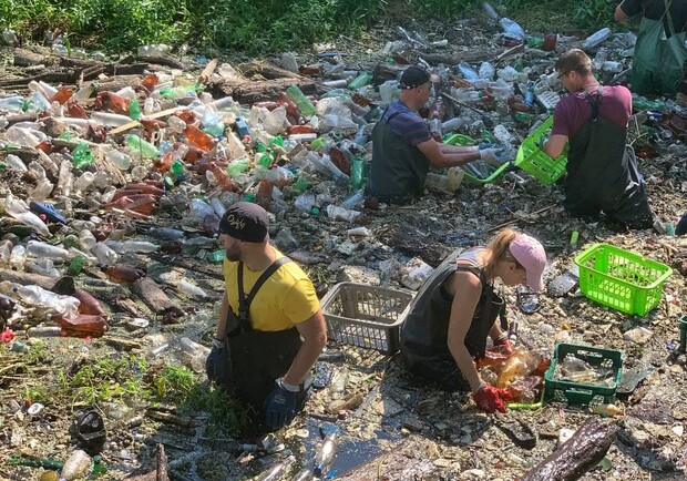 Экоактивисты продолжают расчищать мусорные острова на реке Уды. Фото: "Экоакция "Чистые Уды"