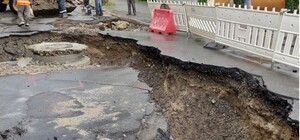 Последствия грозы: на Виноградаре и Святошино из-за потопа образовались ямы