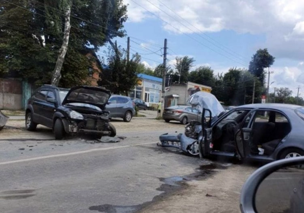 Под Харьковом столкнулись Daewoo и Hyundai, есть пострадавшие. Фото: Автомобильный Харьков