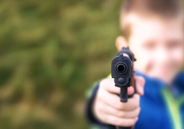 В Харькове школьник устроил стрельбу на детской площадке. Фото: floridapolitics.com