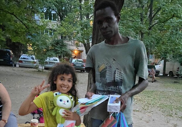 Неравнодушные харьковчане помогли афроукраинцу, развозившему еду на велосипеде дочери. Фото: "Где в Харькове"