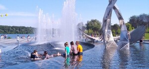 Умер в больнице: в Прибрежном сквере 4-летний мальчик упал в фонтане (видео)