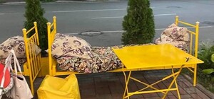 Пришлось оправдываться: ресторан установил кровати на летней террасе, но не всем это понравилось 