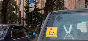 Став інвалідом: львівський готель видав своєму гостю фальшиву наліпку на авто