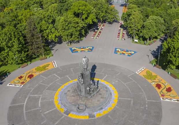 Каждая клумба — уникальная: в «Зеленстрое» рассказали, как украшают Харьков цветами - фото