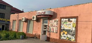 Упала на два жилых дома и машину: в Днепре ветер снес крышу с магазина