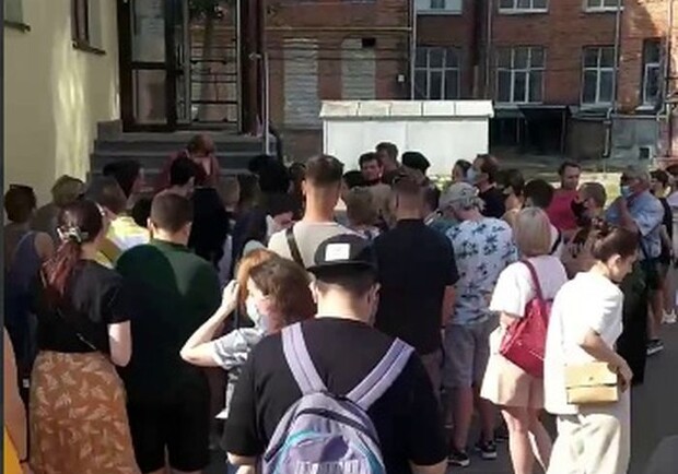 В Харькове – очереди желающих вакцинироваться Pfizer. Фото: скриншот видео t.me/h_saltovka