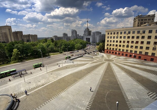 Площадь Свободы закрыли для транспорта, автобусы меняют маршрут. Фото: businessvisit.com.ua
