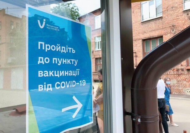 На бульваре Богдана Хмельницкого открылся центр вакцинации от коронавируса. Фото: ХОГА