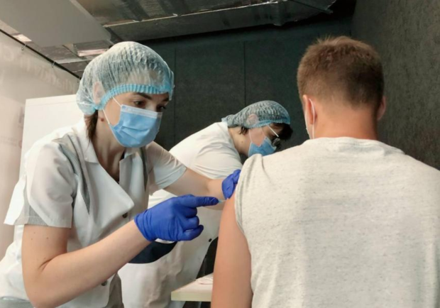 Центры вакцинации в Харькове будут работать и по вечерам. Фото: ХОГА