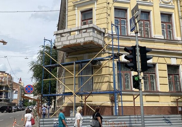 В Харькове начали восстанавливать обвалившийся балкон музея. Фото: Суспільне