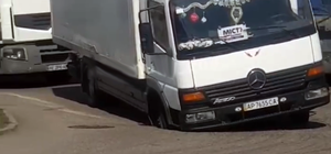 Две машины уже угодили в 