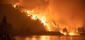 В Греции появились первые жертвы масштабных пожаров: куда могут обратиться туристы из Украины