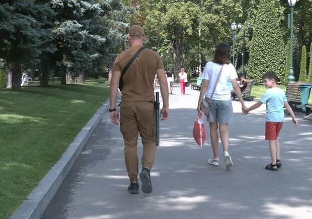 В саду Шевченко охрана наказала детей за поведение на площадке. Фото: Суспільне