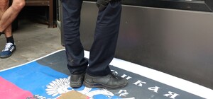 Витирайте взуття: у Львові з прапора бойовиків ДНР зробили килимок у кафе 