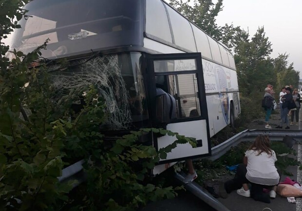 Под Харьковом автобус с туристами влетел в отбойник. Фото: полиция Харьковской области