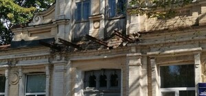 На нем мог выступать Гитлер: в пасторском доме демонтировали балкон