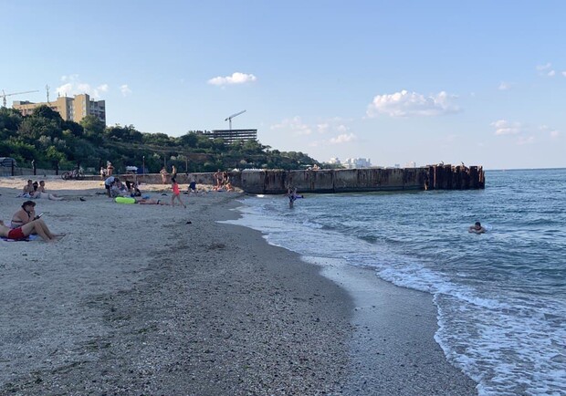Стройка и немного отдыхающих: как выглядят пляжи в районе Успенского монастыря